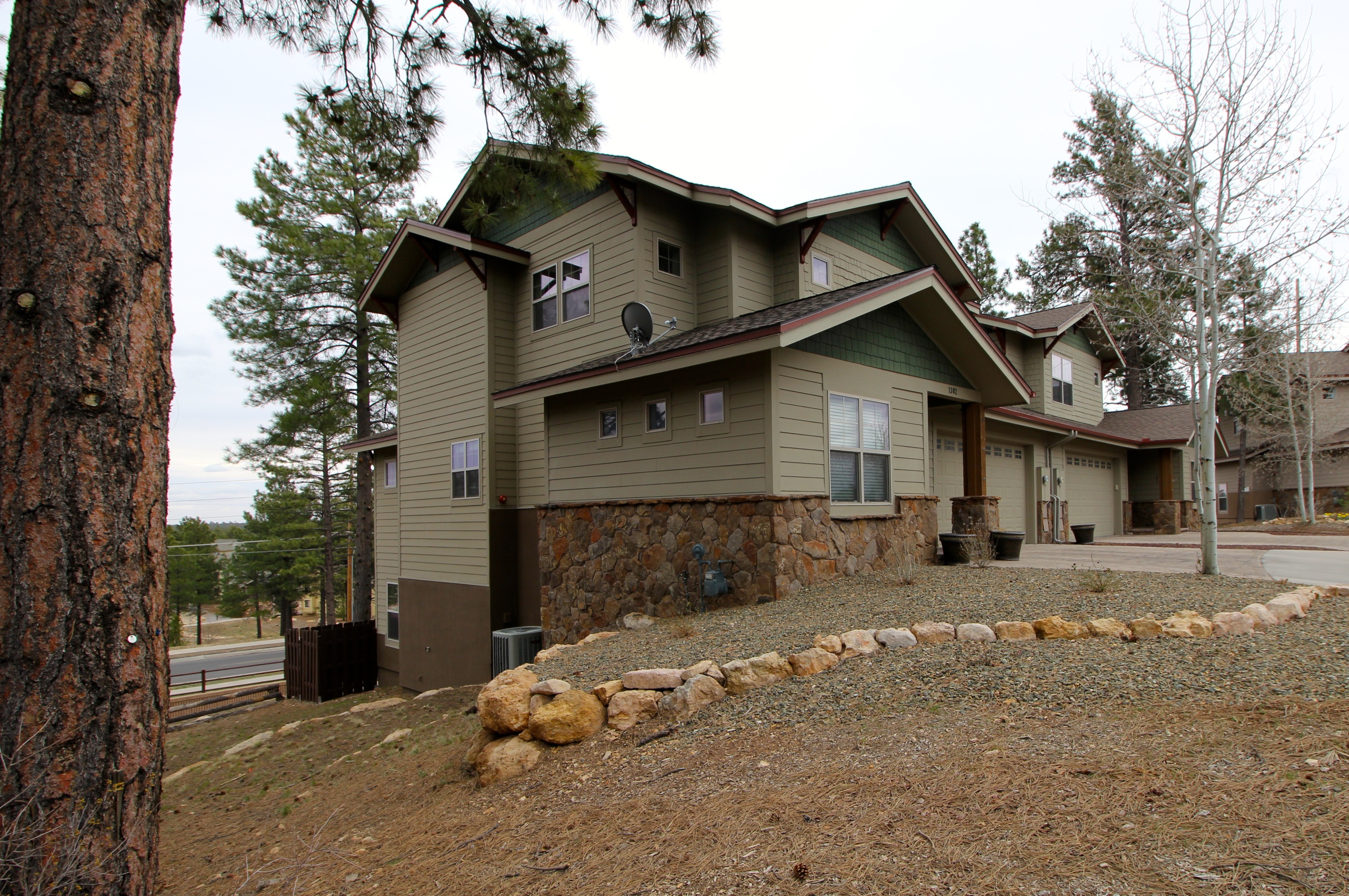 Stunning 4 Bdrm Pine Knoll Town Home w/ Extra